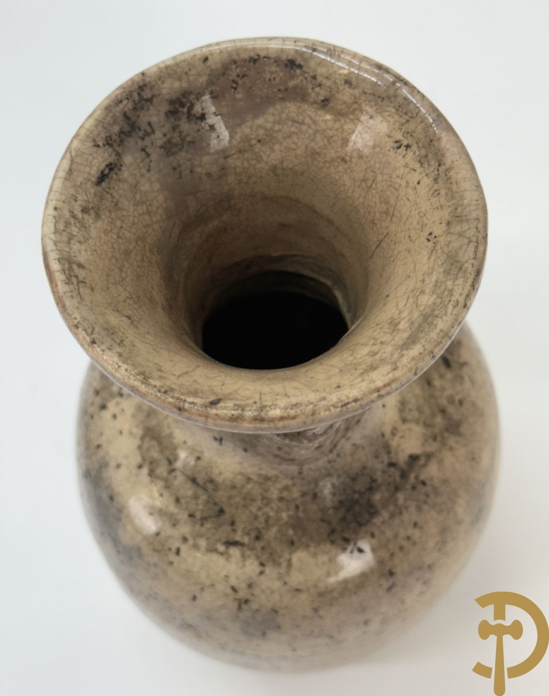 Porseleinen Chinese bolvormige vaas met geanimeerde taferelen + Chinees aardewerken vaasje