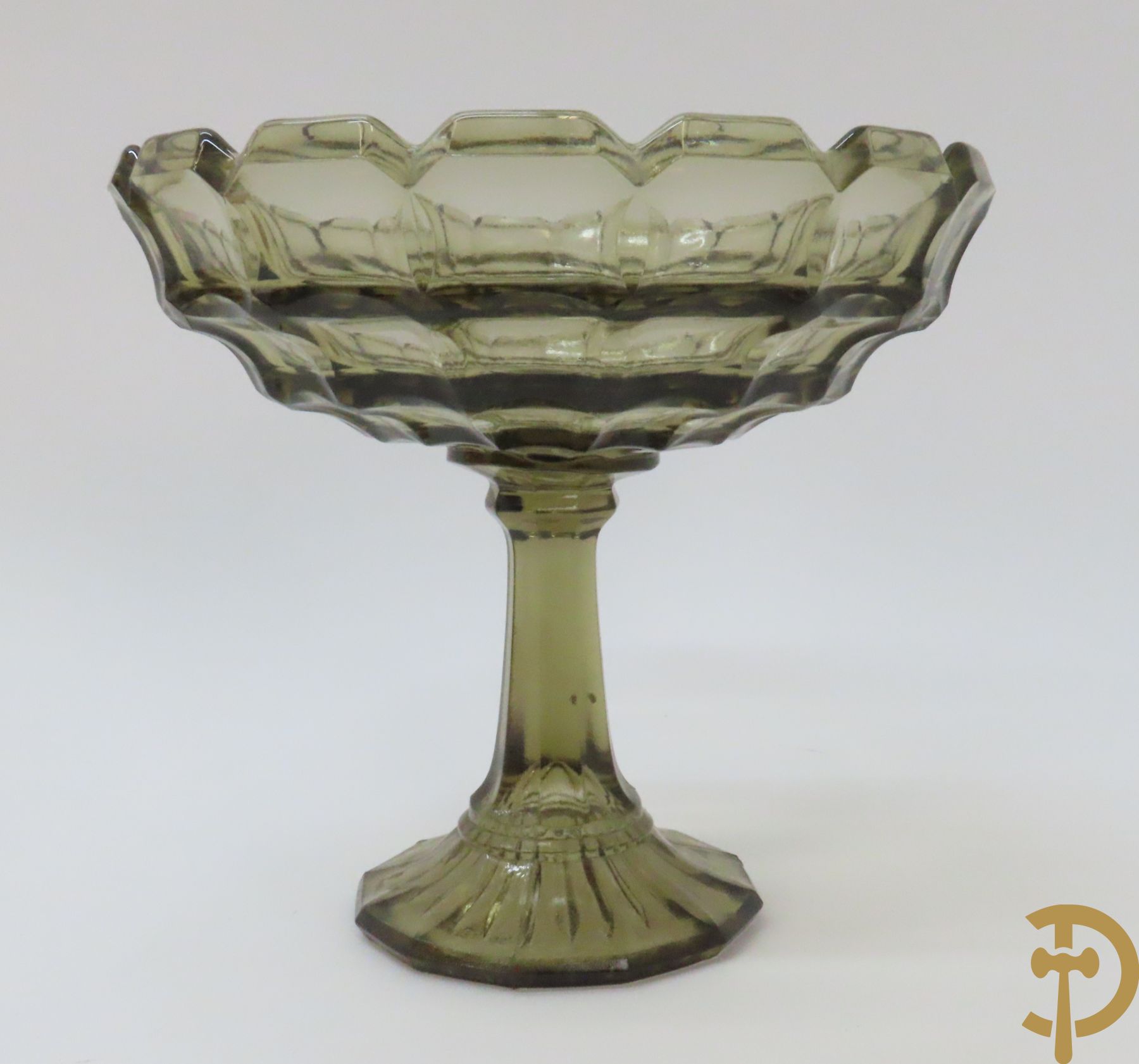 Vier coupes in gekleurd geperst Val-Saint-Lambert glaswerk + 3 coupes Scailmont