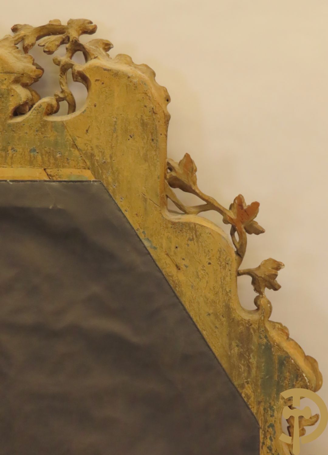 Verguld hoofdeinde van een bed met houten gesculpteerde accanthus- en bloemenranken