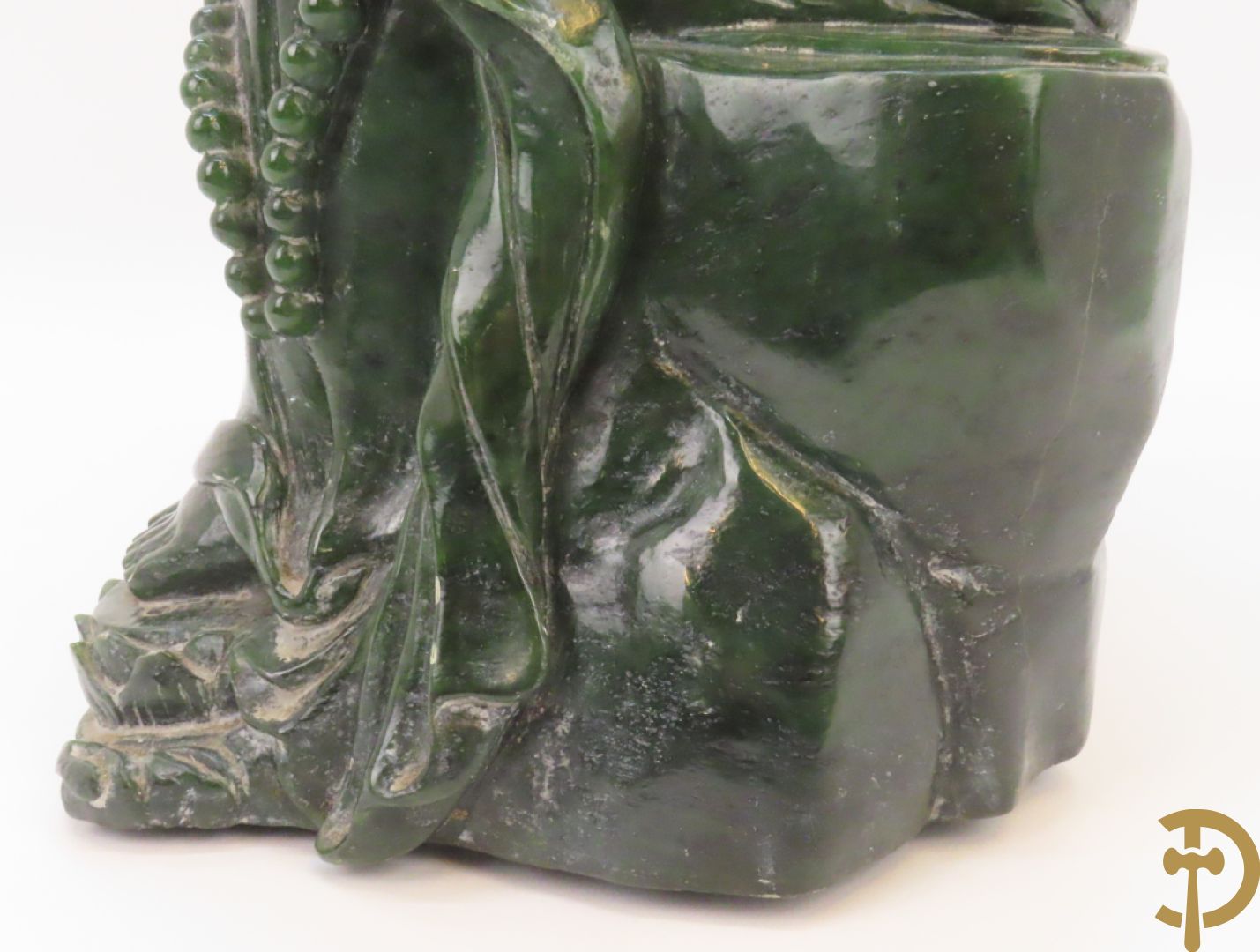 Handgesculpteerde geisha met flesje in de hand in groene jade