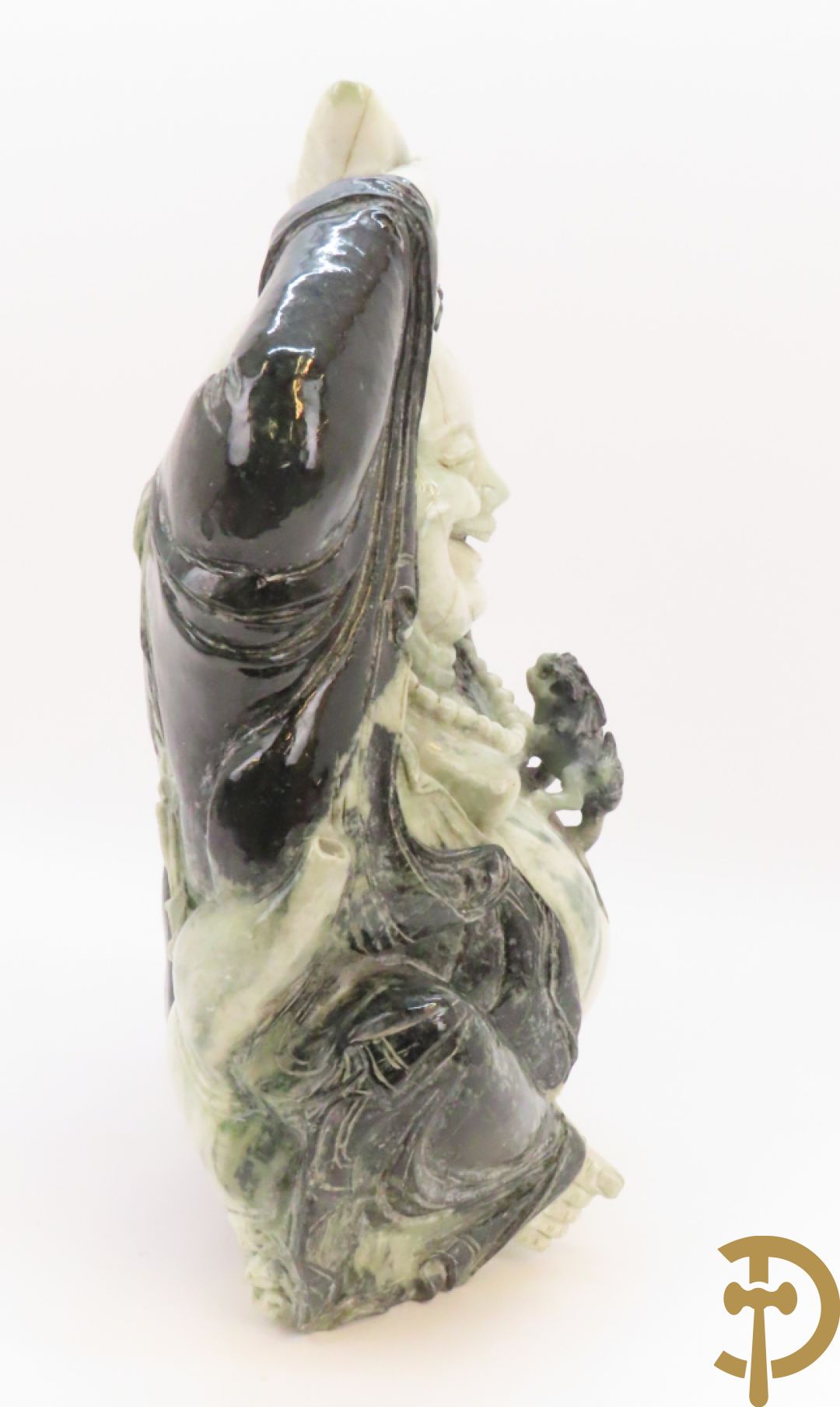 Zittende lachende boedha met kralenkrans en fo hond in gesculpteerde tweekleurige nefriet