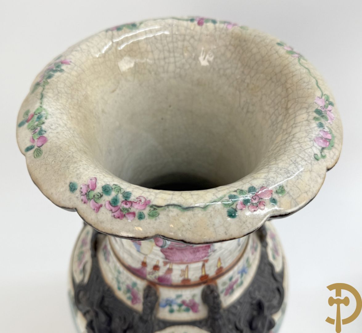 Paar Nankin vazen met dansende figuren en krijgertaferelen op houten sokkels