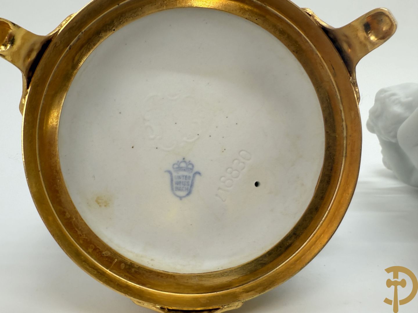 Zeven witte biscuits met voorstelligen van spelende kinderen en engelen op vergulde koperen sokkel, gemerkt Unterweisbach