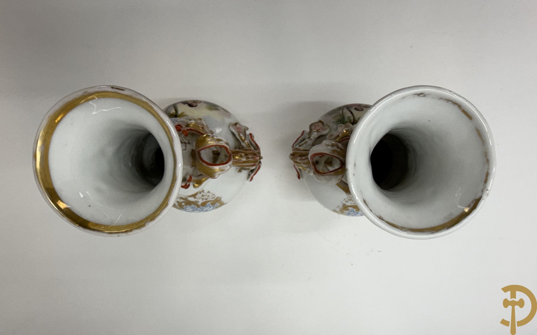 Paar Vieux Paris vazen met romantisch handbeschilderd tafereel