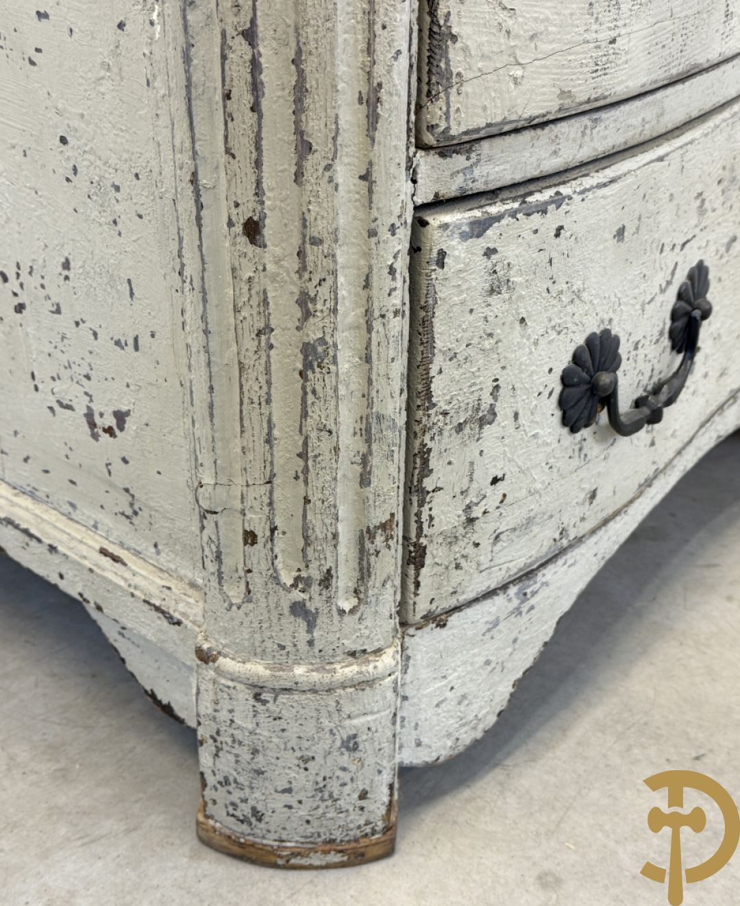 Gepatineerde 3 laden commode met bronzen trekkers en sleutelplaten