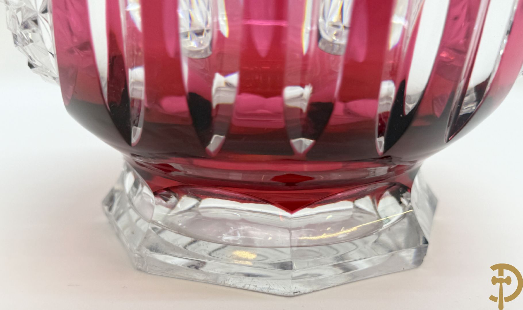 Gekleurde bolvormige kristallen handgeslepen Val-Saint-Lambert vaas, gemerkt 1197 + groene krsitallen Val-Saint-Lambert vaas + rode geslepen Val-Saint-Lambert vaas