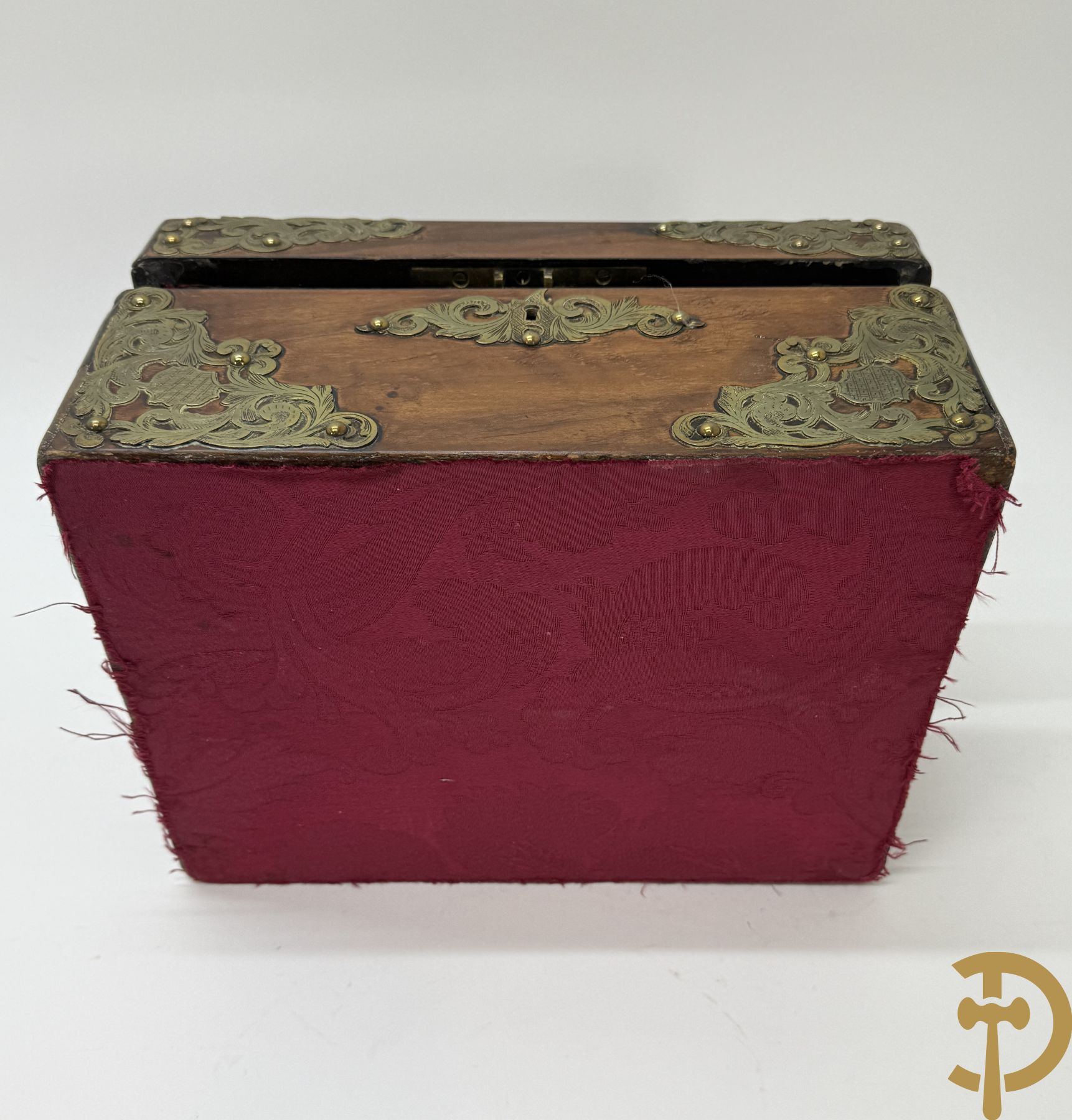 Notelaren box met bronzen ornamenten bezet + verzilverde opschikspiegel en borstelset met rocailles