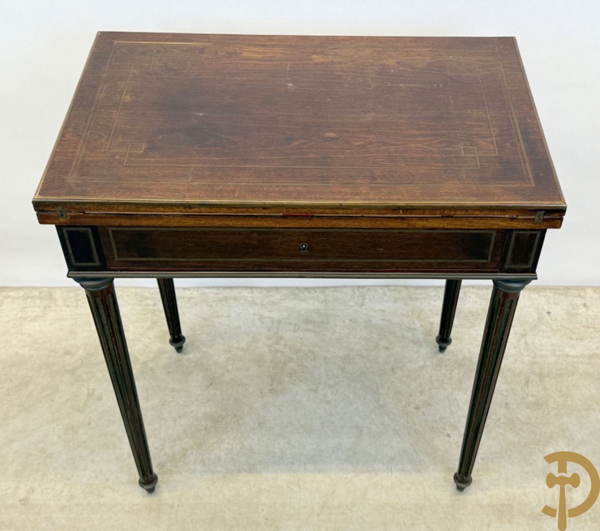 Openklapbare speeltafel en ingewerkt schrijfbureau met koperinlegwerk