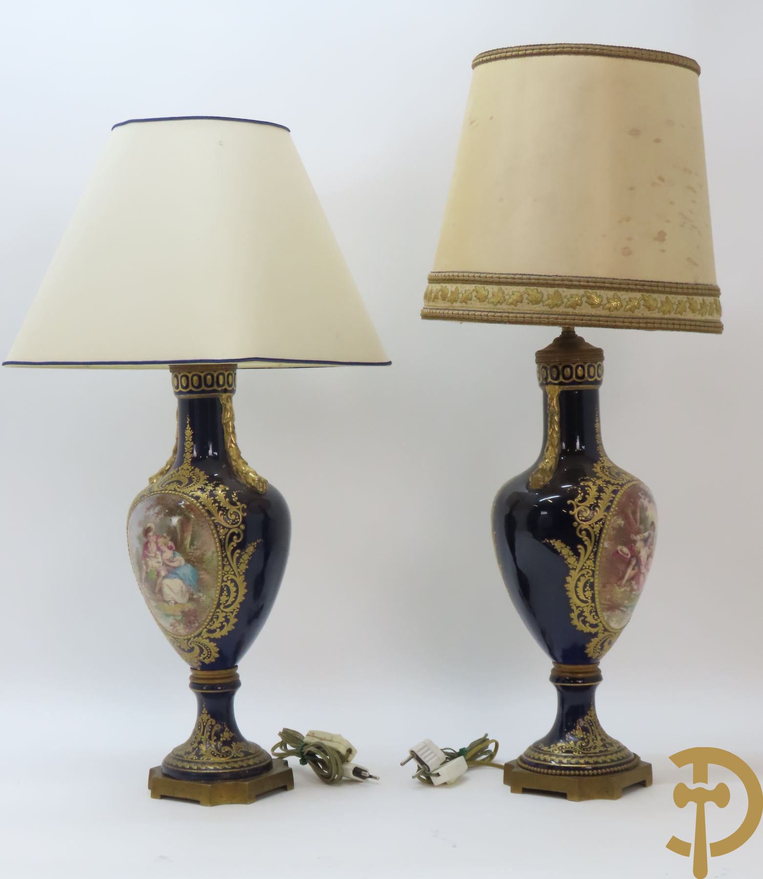 Paar kobaltblauwe porseleinen vazen met dubbel motief als lampadaire