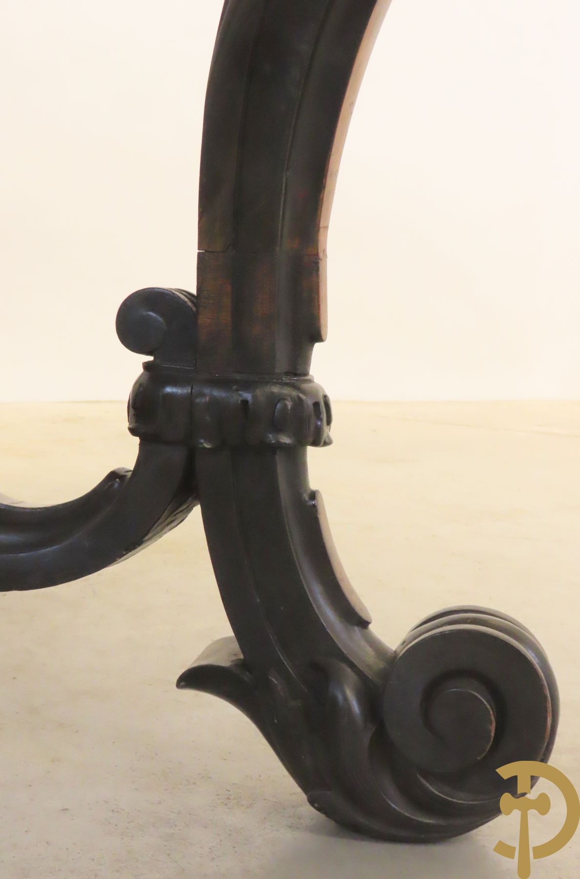 Napoleon III bijzettafel met gesculpteerde rocailles, 19e