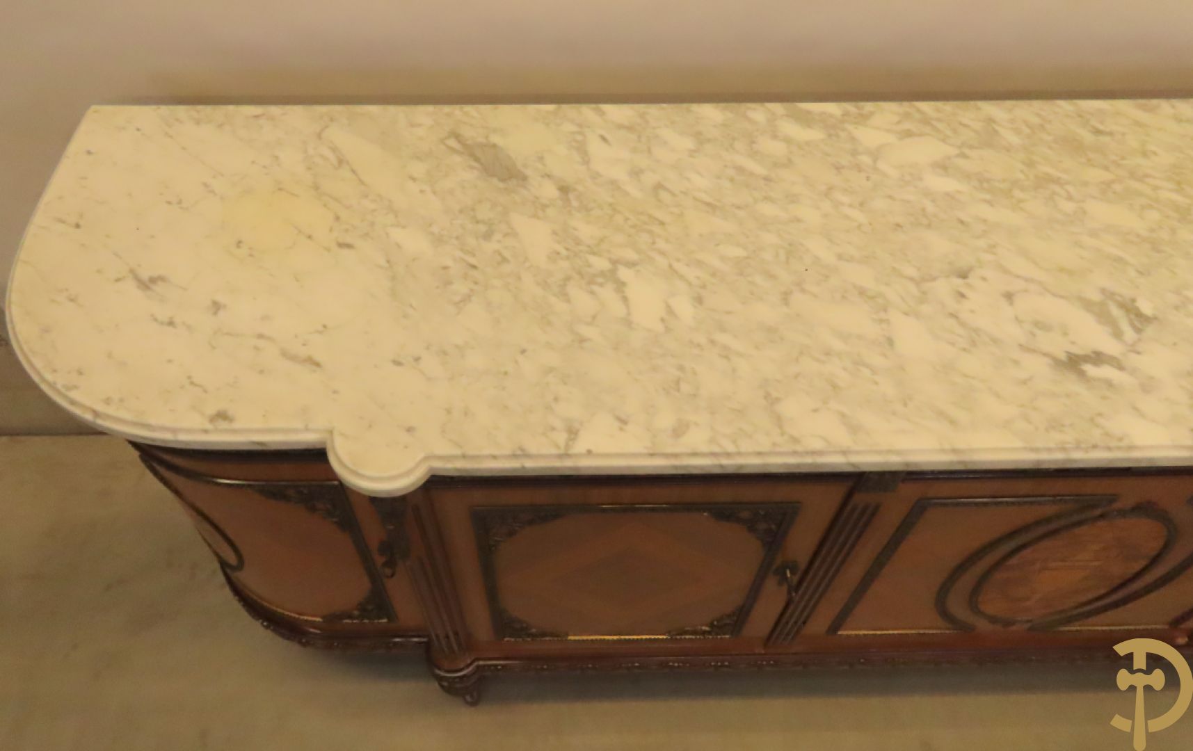 Notelaren eetkamer Louis XVI stijl bestaande uit vijfdeursdressoir met bloemenmarquetterie, bronsbeslag en wit marmeren blad, ovale uittrekbare tafel, 6 stoelen met leder bekleed en gegalbeerde vitrine met geslepen ruitjes