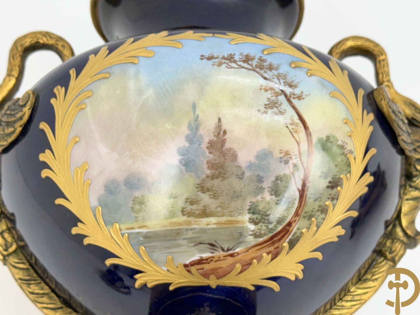 Paar porseleinen Sèvres cassolettes met handbeschilderd romantisch decor op blauwe fond, zijdelings met bronzen zwanen, Chateaux de Sceaux  gemerkt onderaan, Missant J. getekend