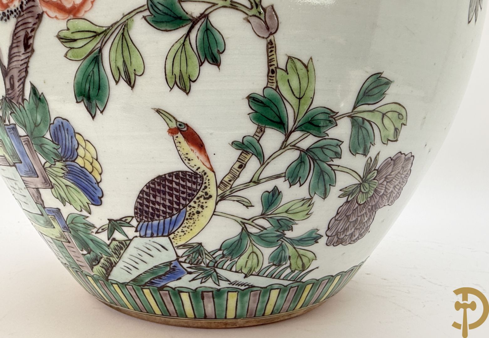 Chinese porseleinen cacheot met bloemen en vogeldecor