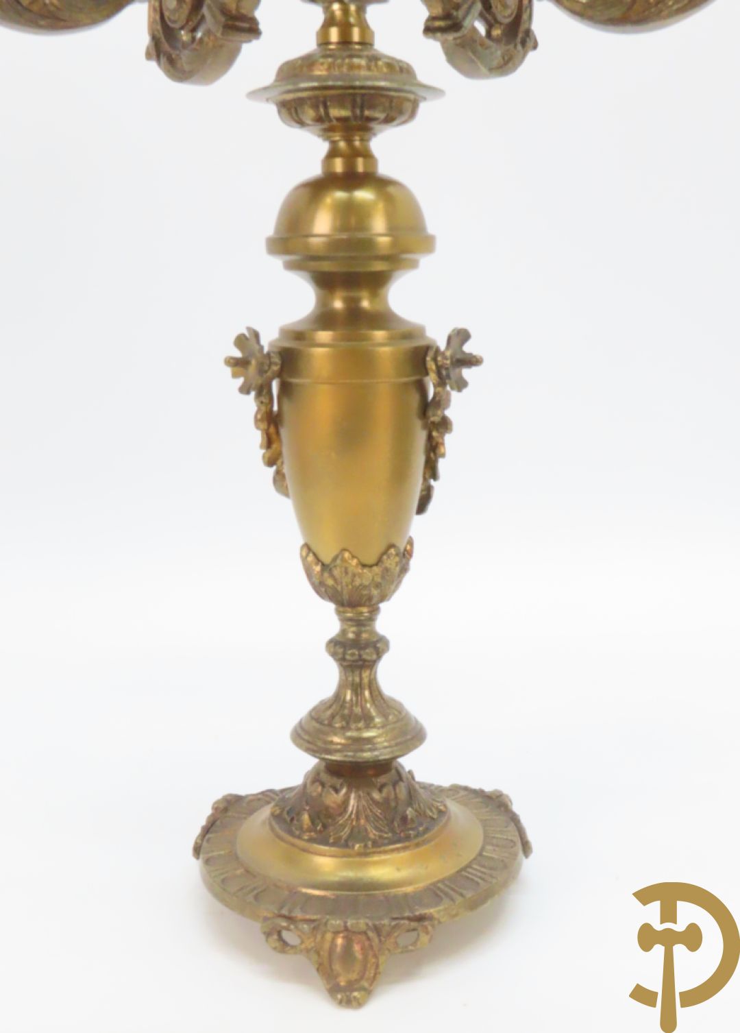 Driedelige bronzen garnituur bestaande uit pendule met 2 dames bovenaan, geflankeerd door paar zesarmige kandelaars