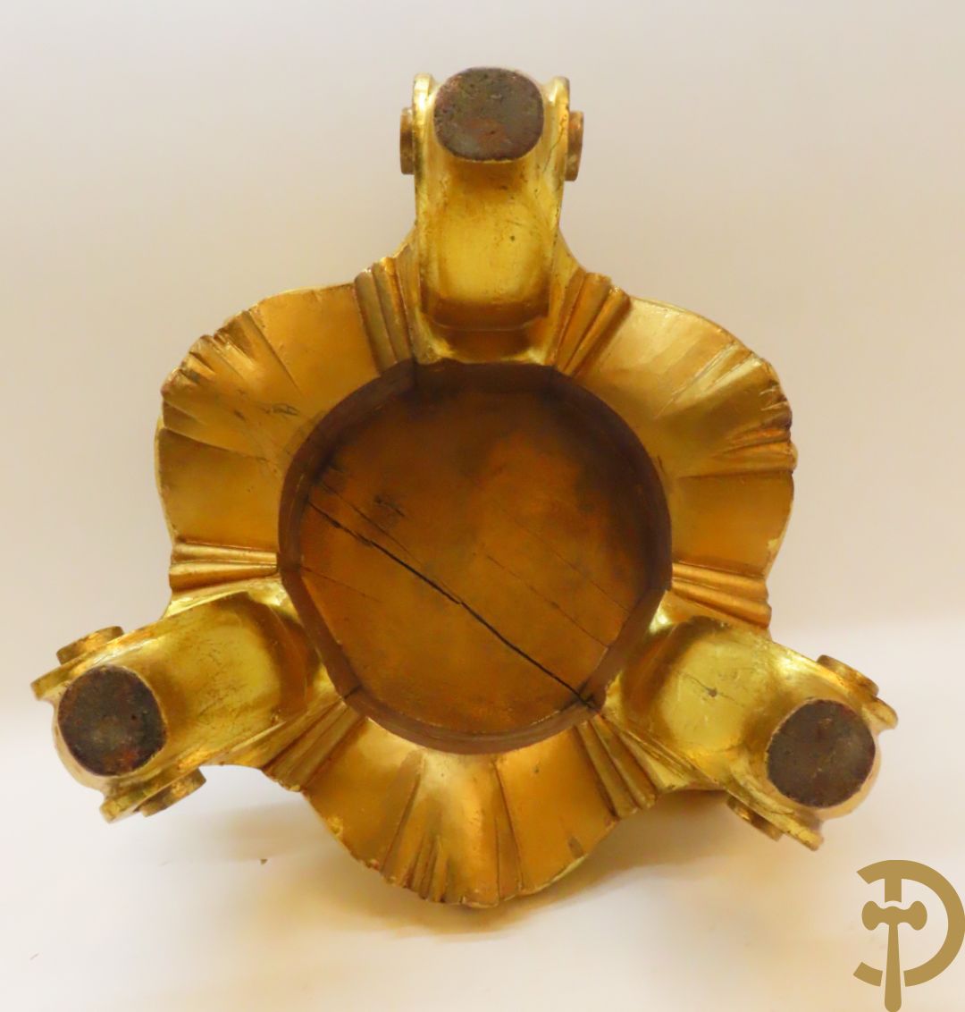 Twee vergulde sokkels met accanthusranken