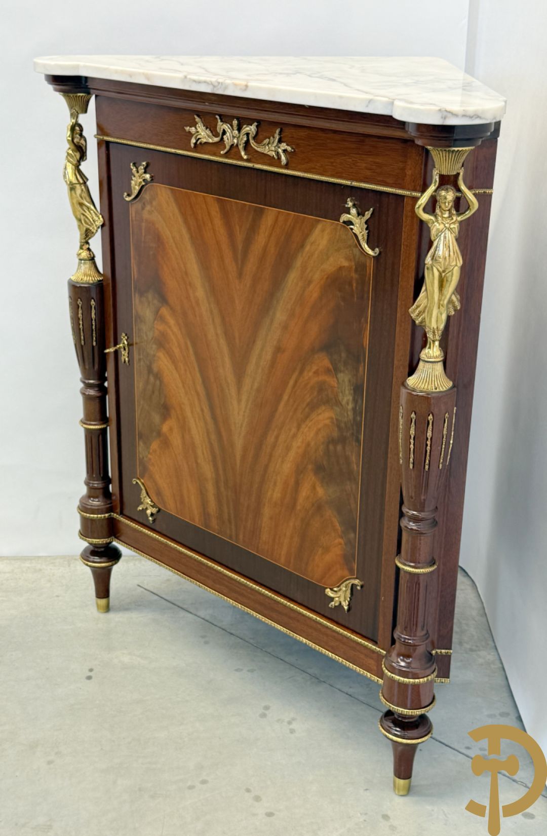 Notelaren hoekkast bekroond met dame, zijdelings met ballusters - met wit marmeren blad