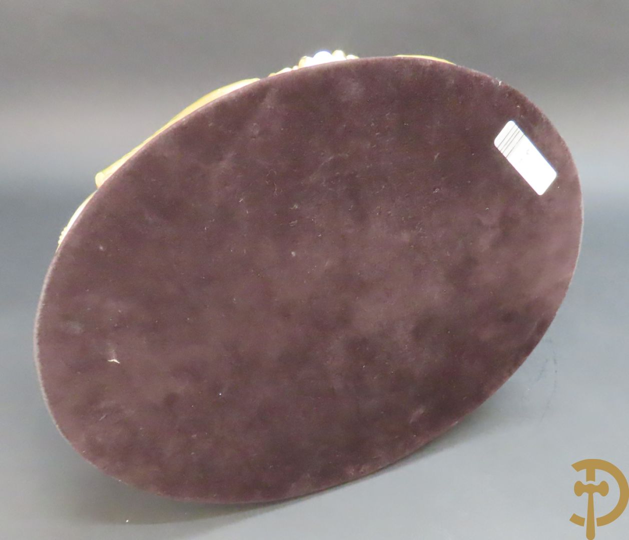 Italiaans porseleinen sierbeeld van zittende dame met 2 windhonden, L. Cazzola getekend en Capo di Monte gemerkt achteraan