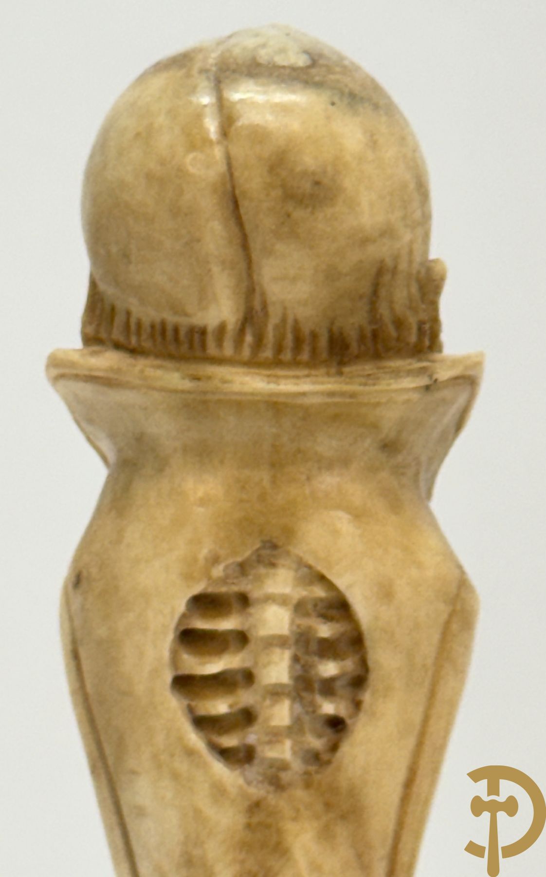 Twee handgesculpteerde hertegeweien in de vorm van een doodskop onder globe