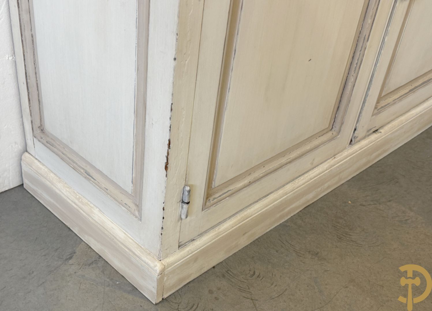 Beschilderde vitrine / buffet met 6 beglaasde deuren bonvenaan en 6 gesloten deuren onderaan