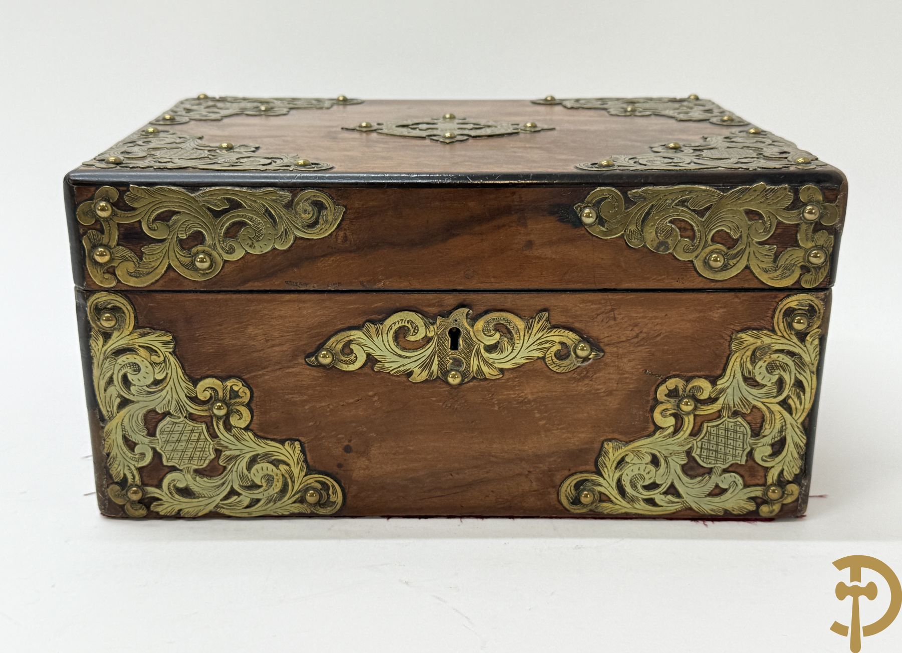 Notelaren box met bronzen ornamenten bezet + verzilverde opschikspiegel en borstelset met rocailles