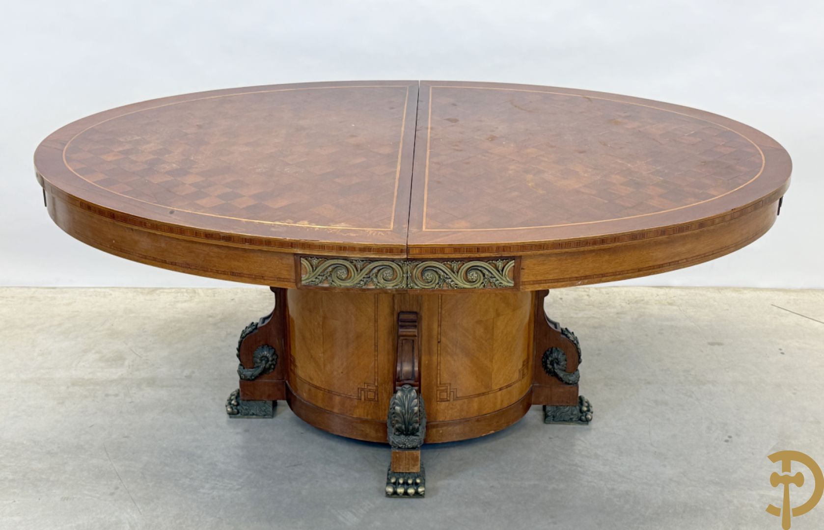 Ovale geparketteerde notelaren tafel bezet met bronzen ornamenten, Art deco Decoene