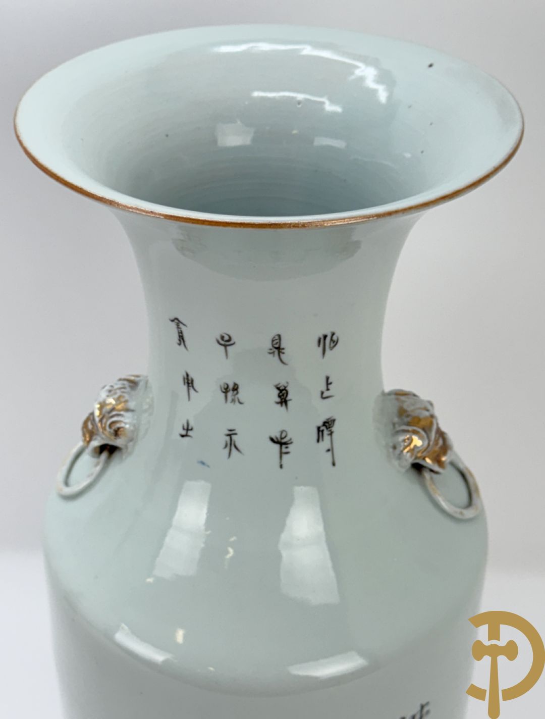 Paar Chinese porseleinen vazen met decor van dames in landschap