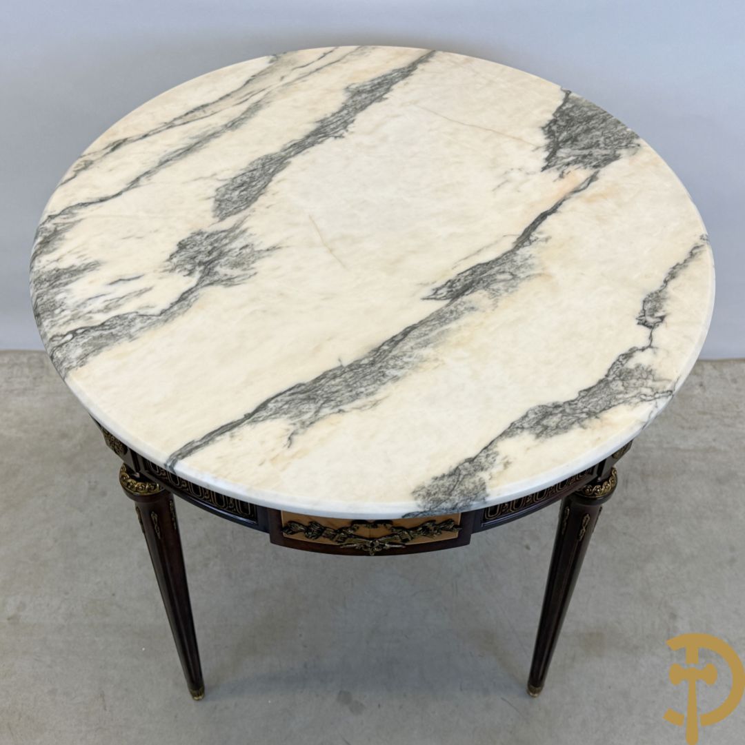 Ronde salontafel met bronsbeslag en marmeren blad op gecanneleerde poten