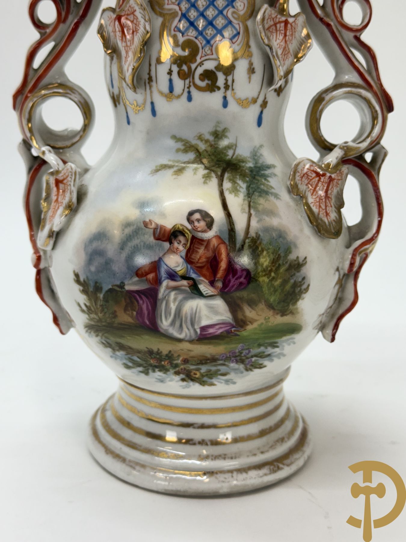 Paar Vieux Paris vazen met romantisch handbeschilderd tafereel