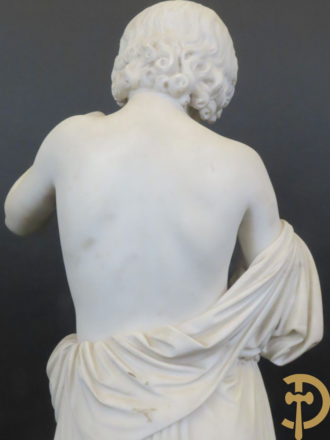 Onleesbaar getekend links achter 