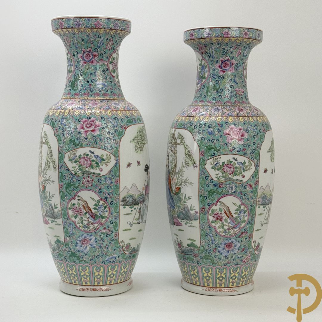 Paar Chinese vazen met geishadecor, rondom bezet met bloemen