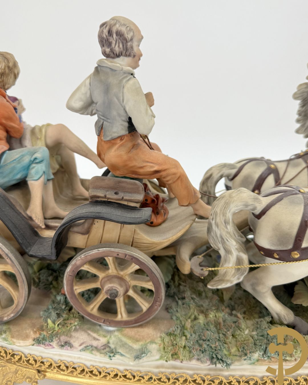 Zes porseleinen groepen Capo di Monte : Paarden met koets, oude man op bank, dame met kinderen, cupido