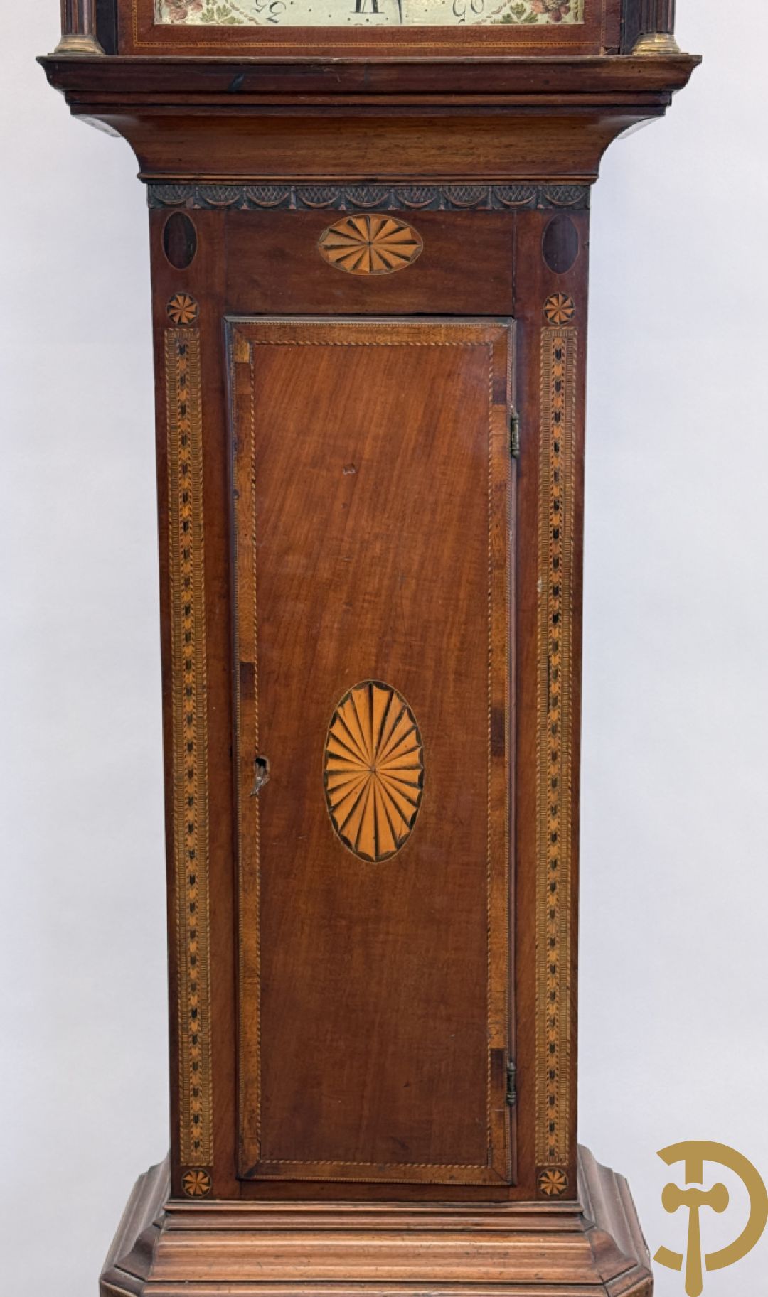 Engelse staande grootvadersklok met handbeschilderd tafereel in de wijzerplaat