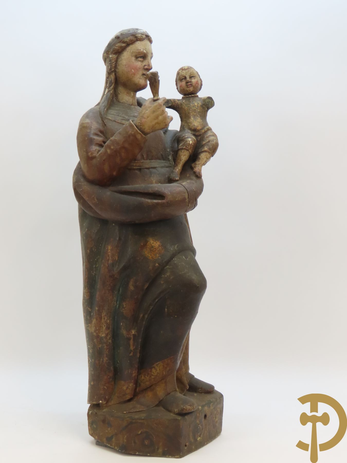 Gepolychromeerde houtsculptuur van Madonna met bloem in rechterhand en Kindje Jezus in linkerhand