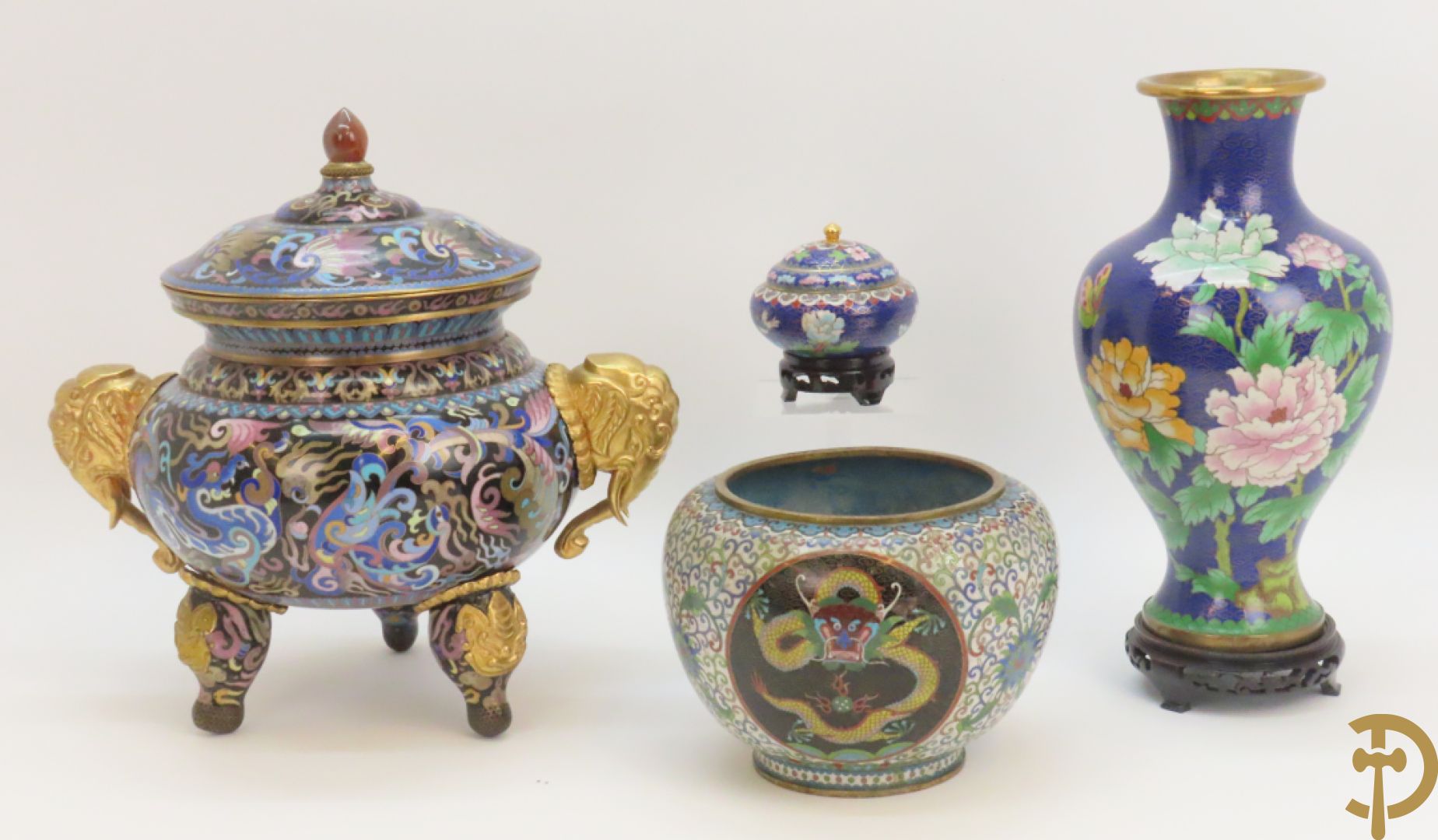 Potiche in cloisoné techniek met decor van draken en olifanten + blauwe cloisoné vaas met bloemendecor op sokkel + kleine cloisoné cachepot + cachepot met drakendecor