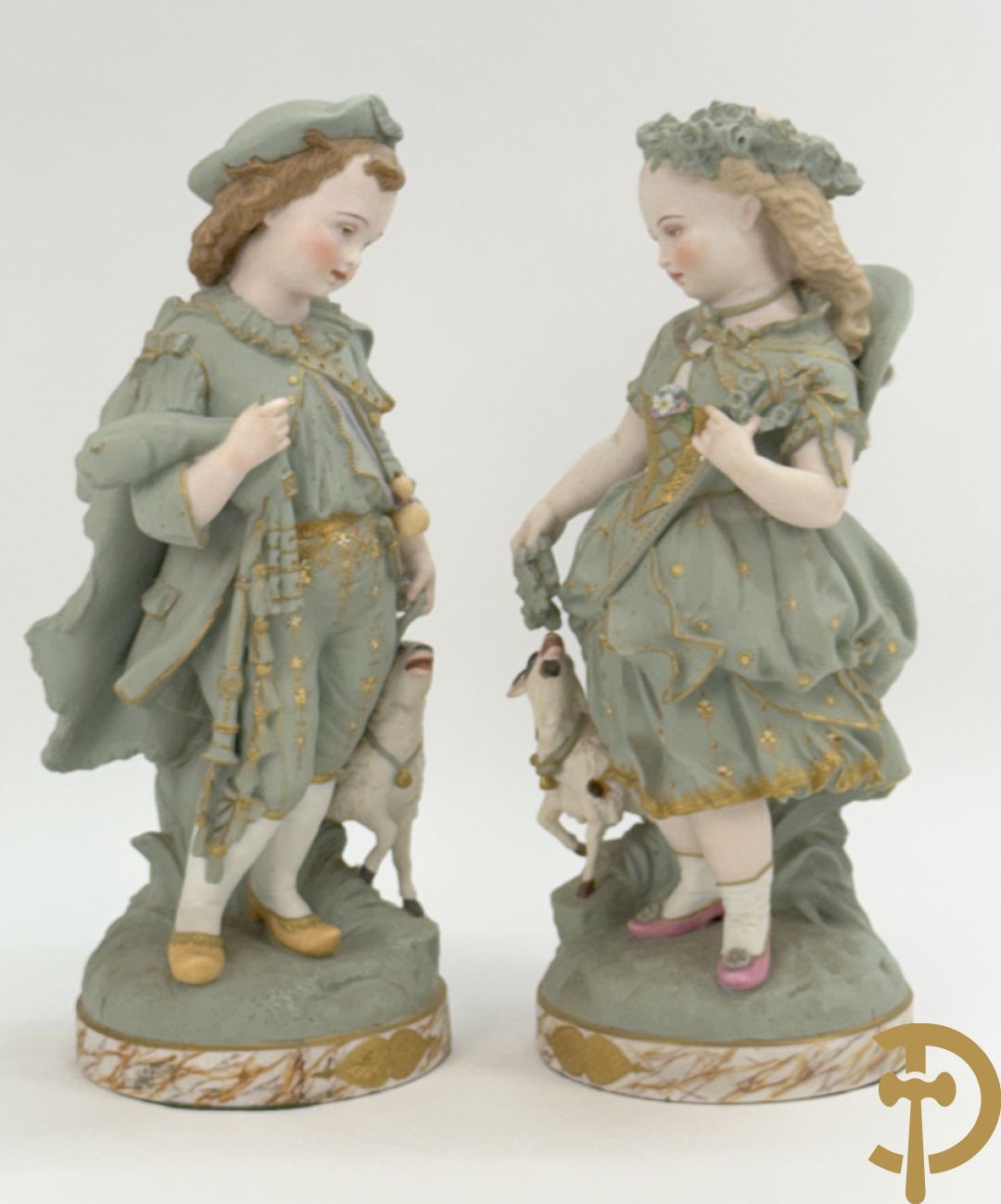 Paar grote Franse gekleurde biscuits van meisje en 
 jongen met schaap en geit