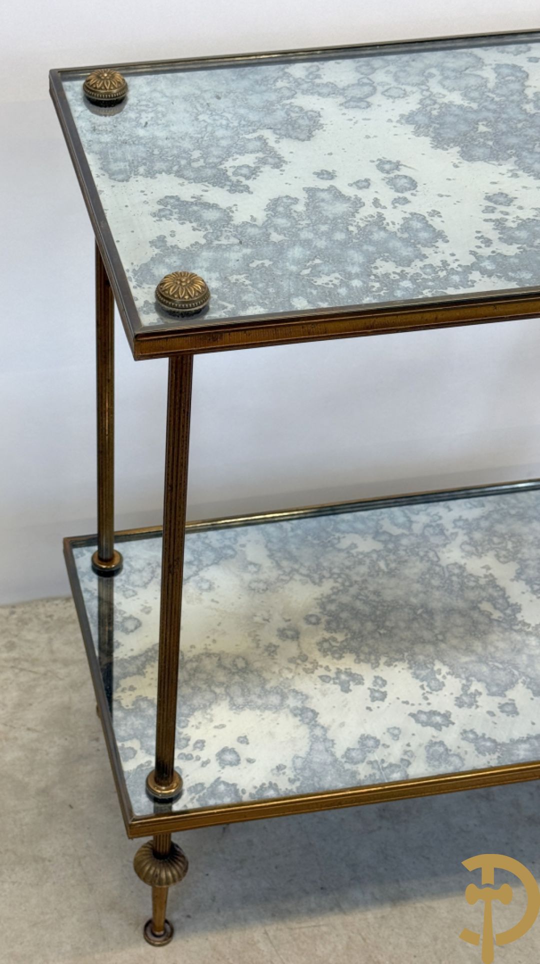 Paar koperen bout de canapé bijzettafels + koperen étagèretafel met gefumeerd glas