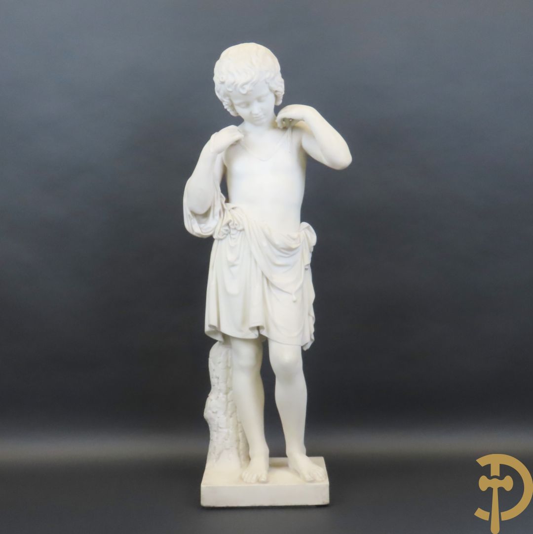 Onleesbaar getekend links achter 'Staande jongeling' wit handgesculpteerd cararamarmeren beeld