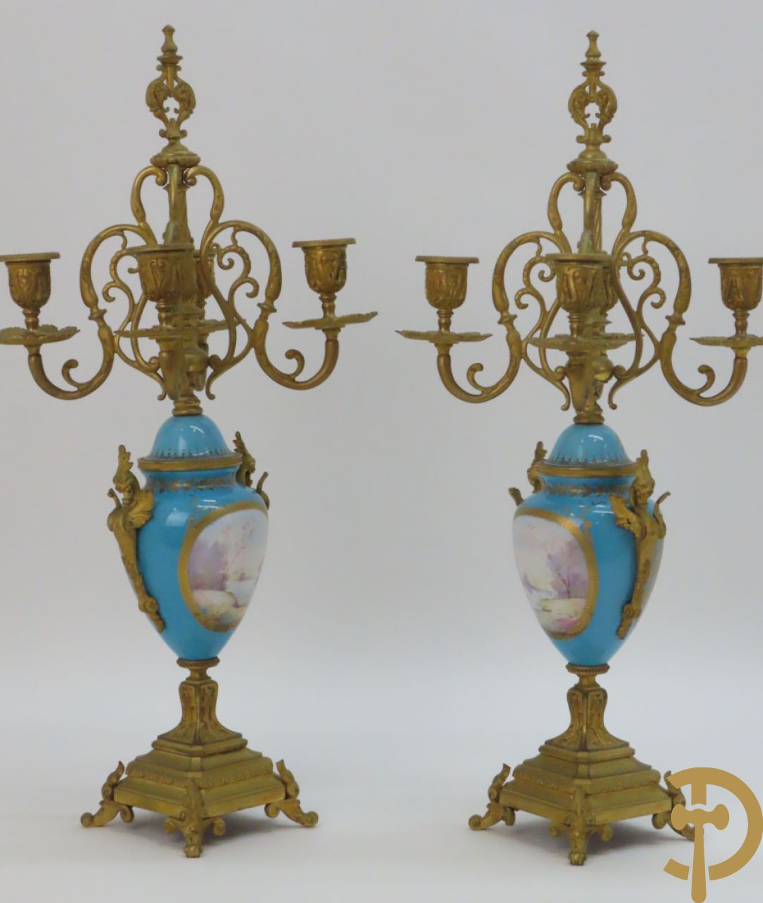 Paar Sèvres cassolettes met handbeschilderd romantisch decor van dame met cupido en landschapsdecor - met vergulde bronzen vierarmige kandelaar, Feccotte V. getekend