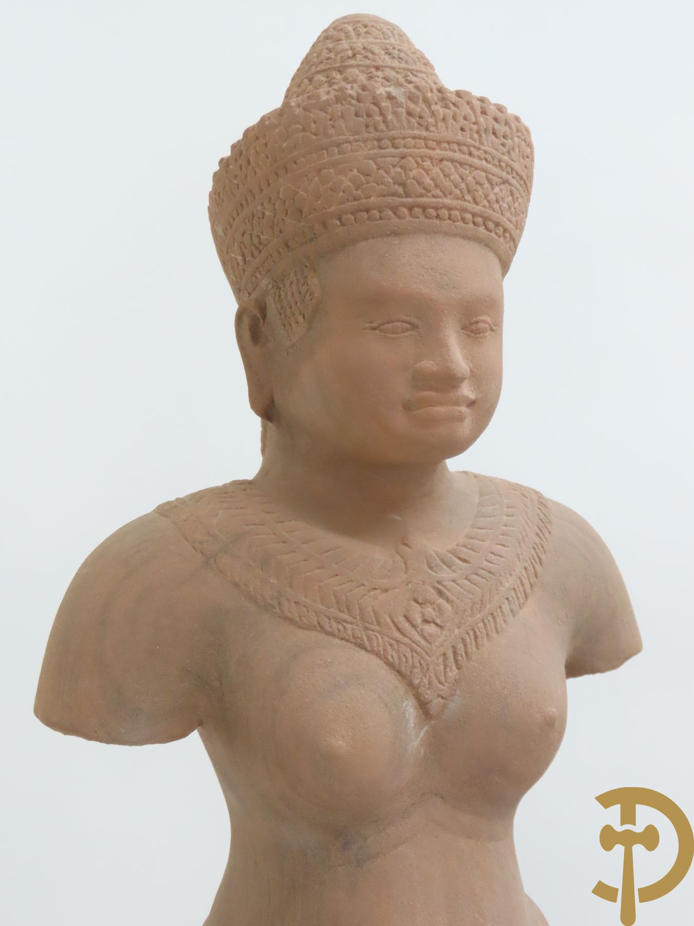 Bronzen boedhahoofd op sokkel + bronzen boedhistische figuur met snaarinstrument + stenen Khmer van boedhistisch figuur + stenen Kmer kopje