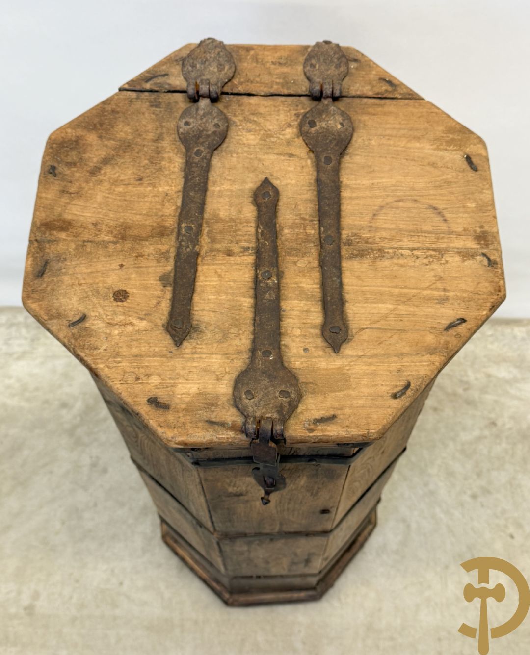 Achthoekig eiken opbergmeubel met smeedijzeren hengsels en geheime ruimte onderaan