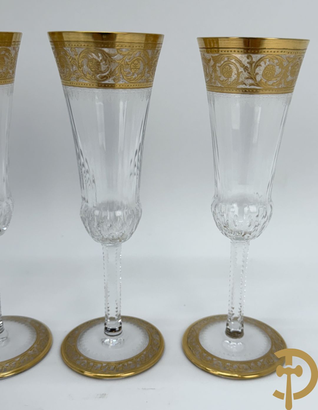 Zes fluitvormige kristallen champagne glazen met Thistle decor, cristallerie Saint Louis gemerkt