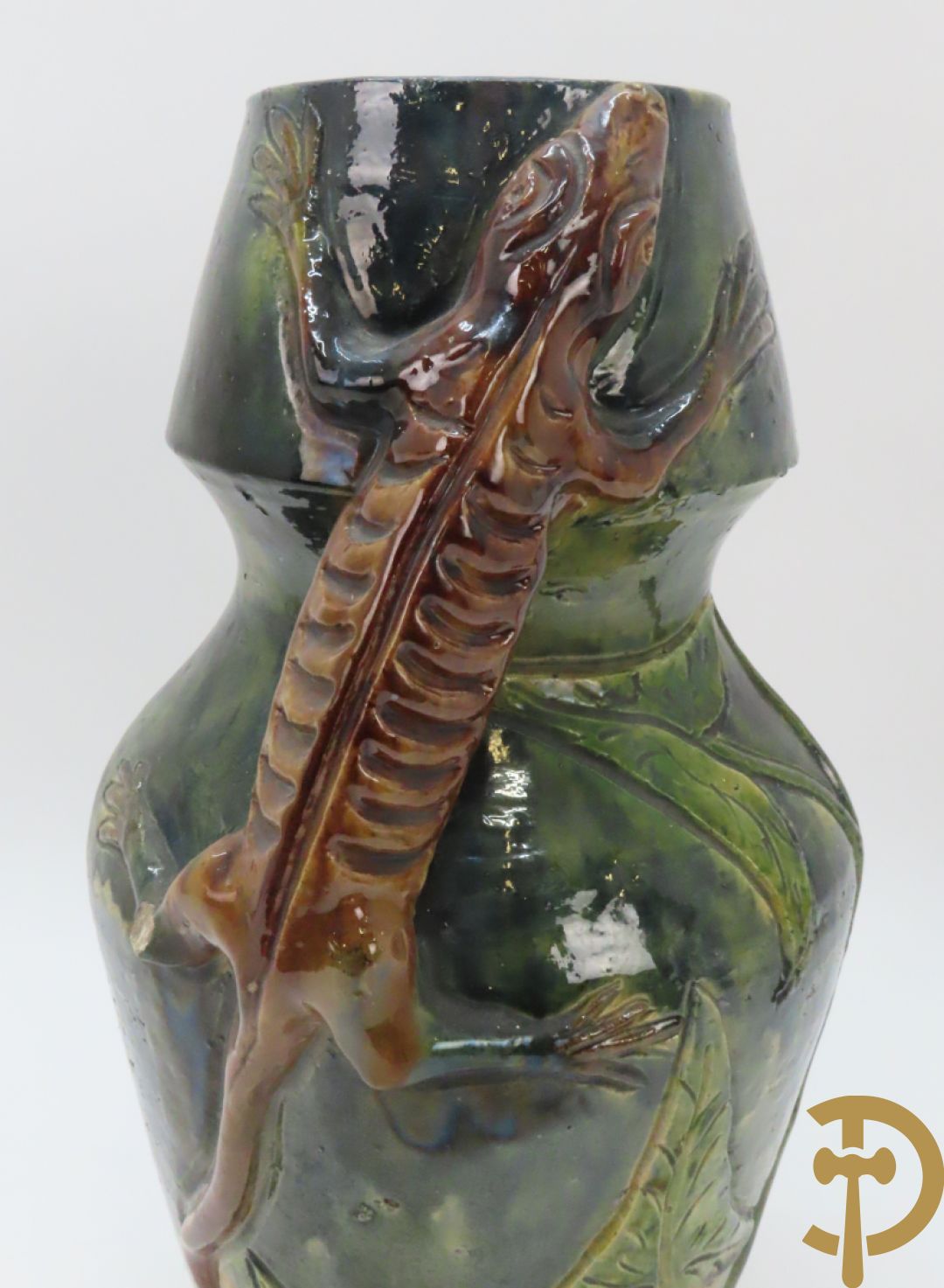 Vlaamse aardewerken vaas met salamander en bloemendecor, VH gemerkt (Van Humskerk)