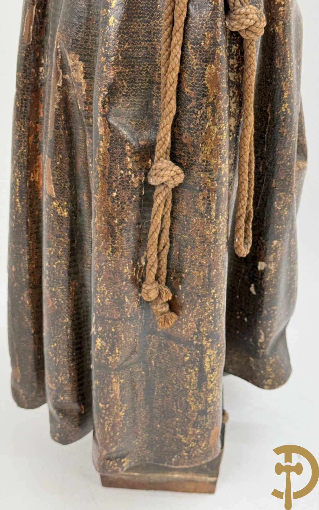 Gepolychromeerde houtsculptuur van Sint Antonius steunend met linkervoet op wereldbol