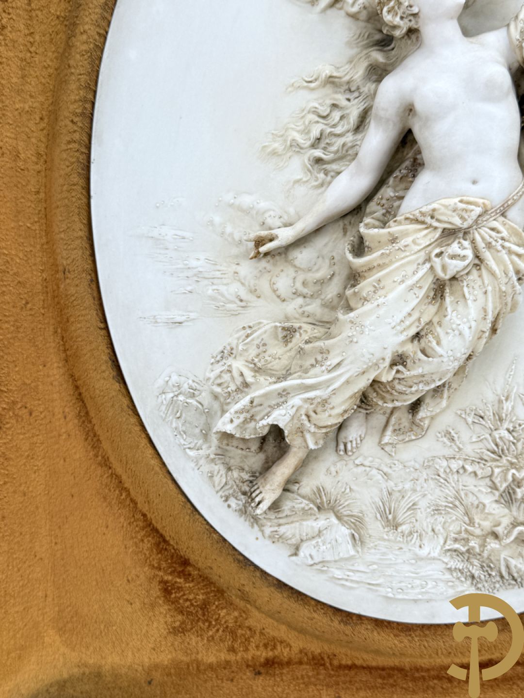 Paar ovale porseleinen plakkettes met elegante dame in bloemenveld