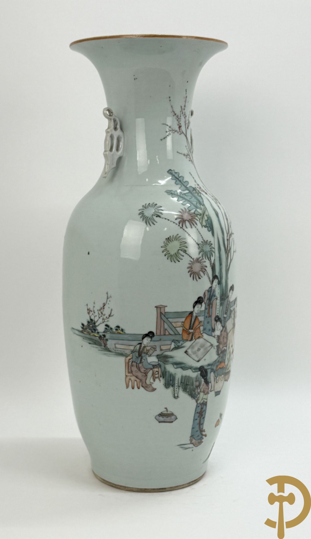 Chinese porseleinen vaas met decor van dames in landschap