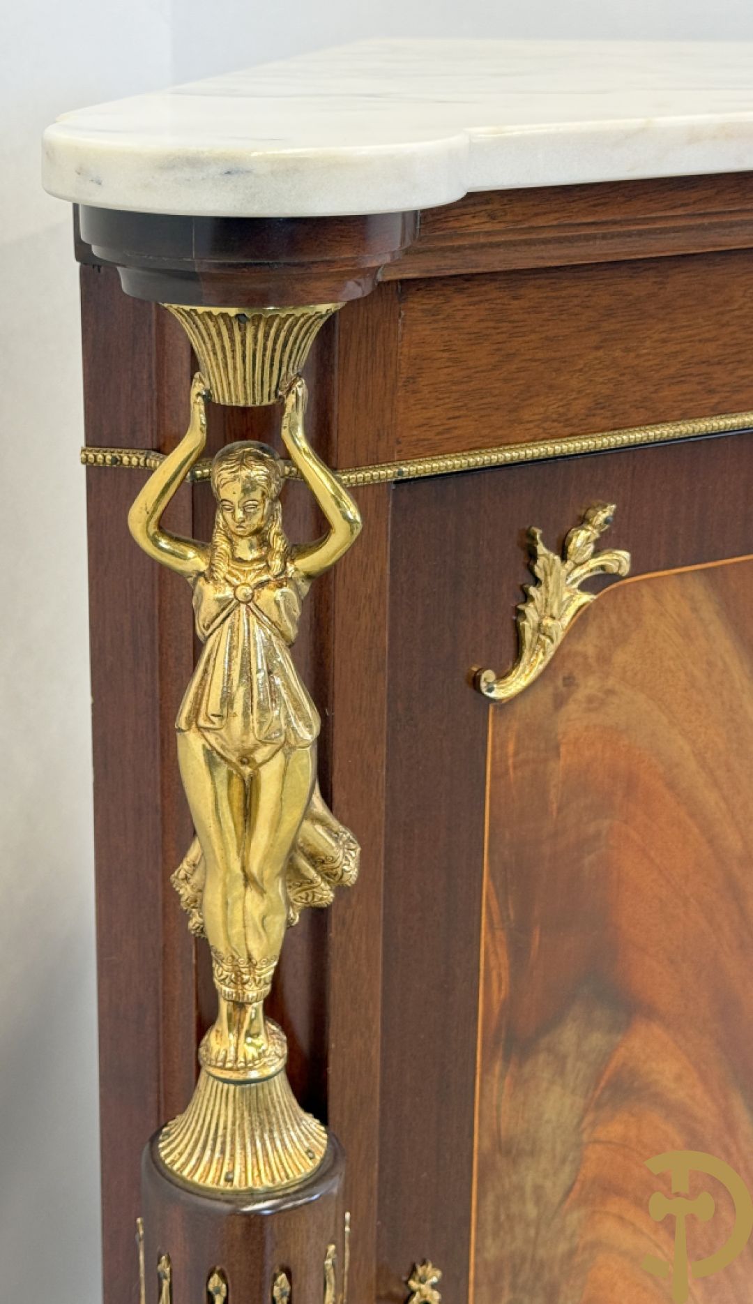 Notelaren hoekkast bekroond met dame, zijdelings met ballusters - met wit marmeren blad