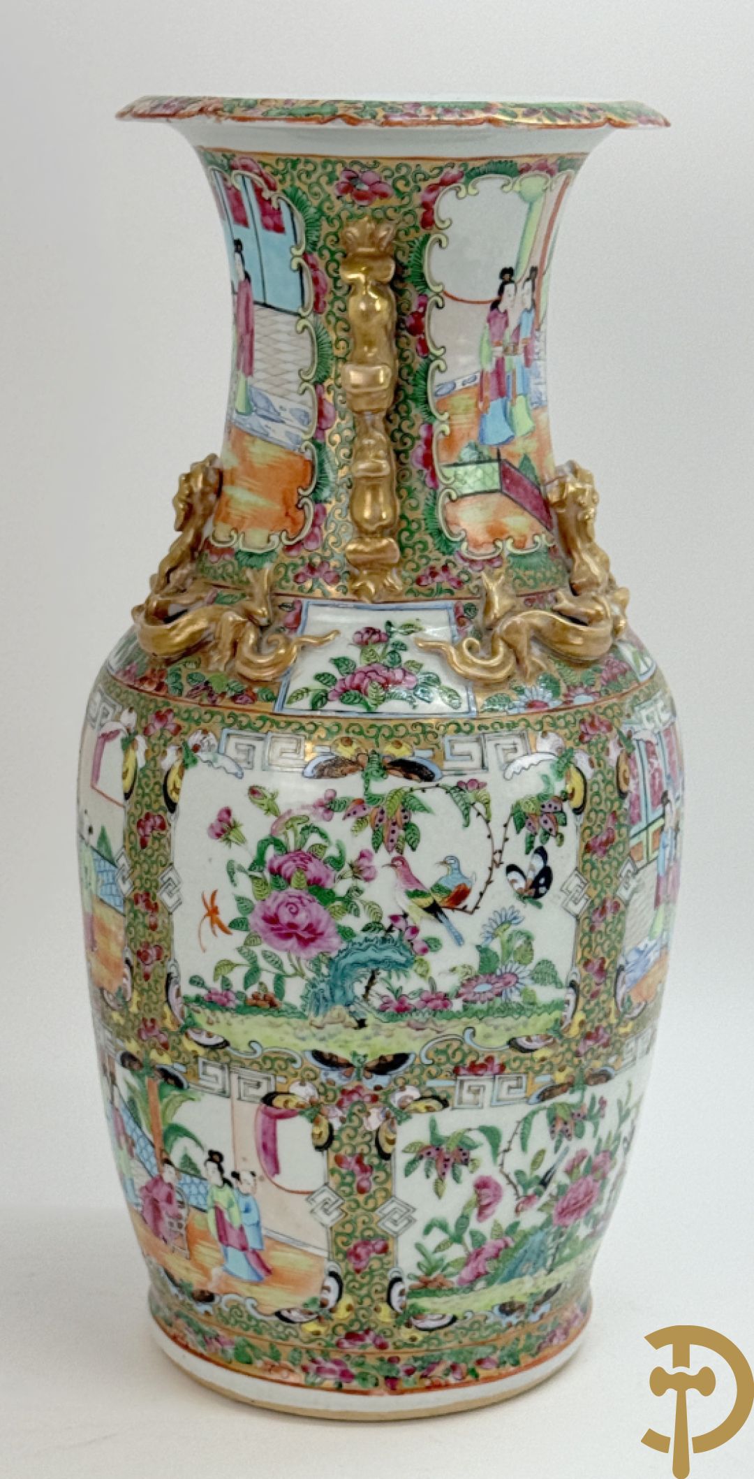 Chinese porseleinen Kanton vaas met geanimeerde taferelen en natuurdecor