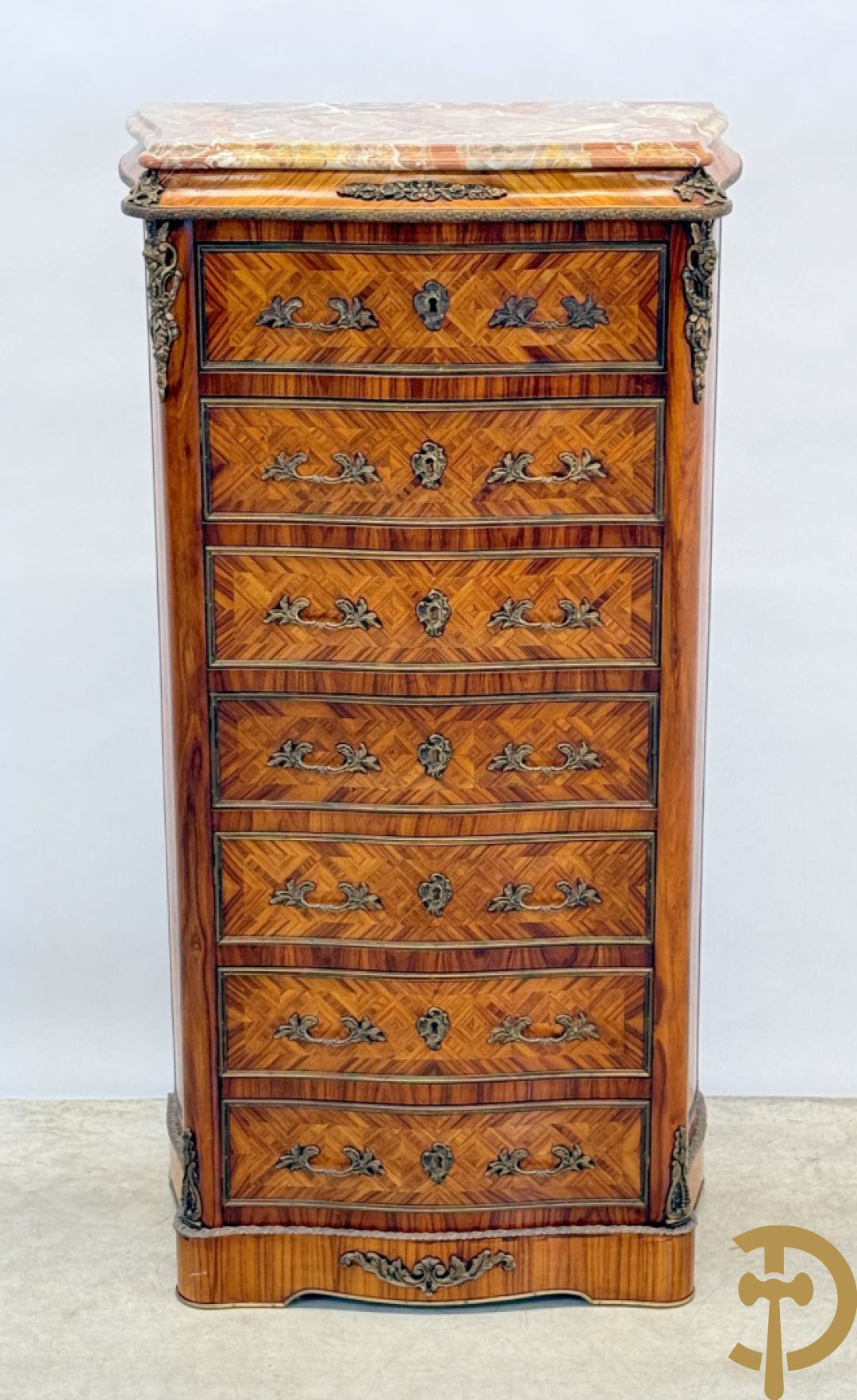 Gemarketteerde notelaren zevenladenkast bezet met bronsbeslag en marmeren blad