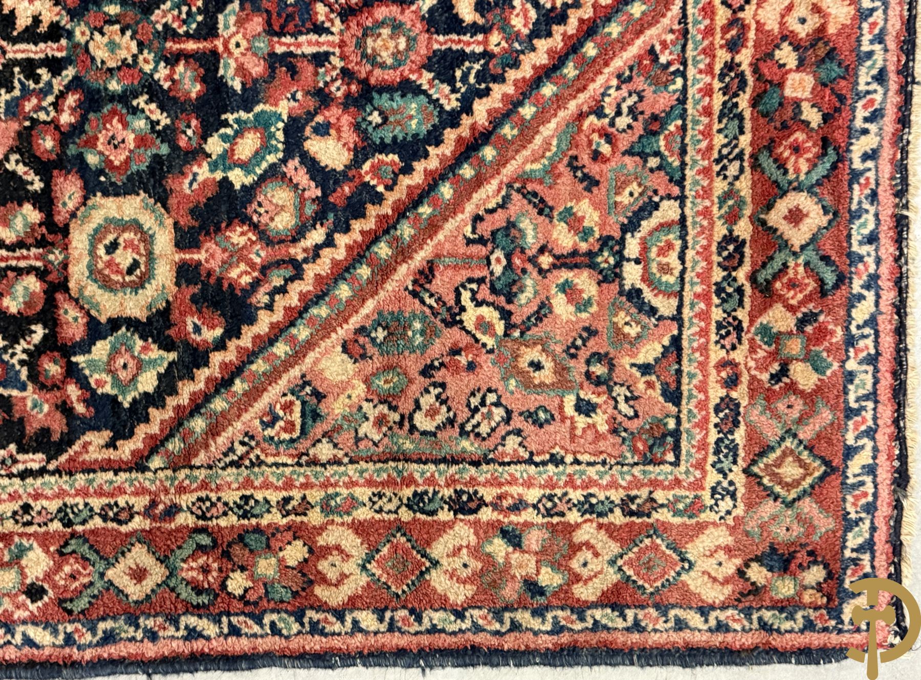 Drie oosterse handgeknoopte tapijten met blauwe fond