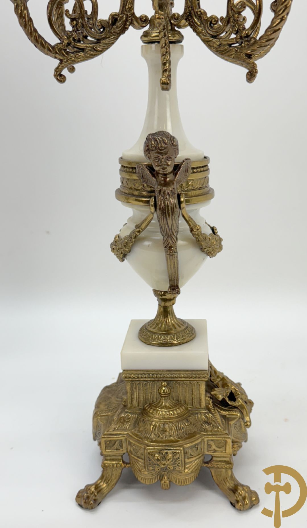 Driedelige koperen garnituur, centraal met harp geflankeerd door paar cupido